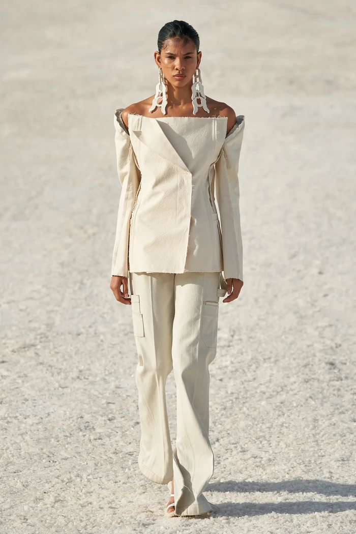 Setelan jas yang klasik digubah jadi lebih modern lewat potongan off-shoulder. Foto: Alessandro Lucioni / Gorunway.com/Vogue