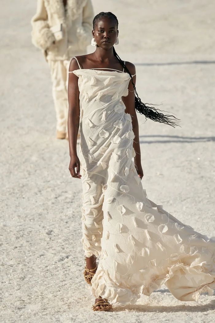 Warna broken white yang cenderung krem seperti ini bisa jadi pilihan lain untuk busana pengantin. Foto: Alessandro Lucioni / Gorunway.com/Vogue