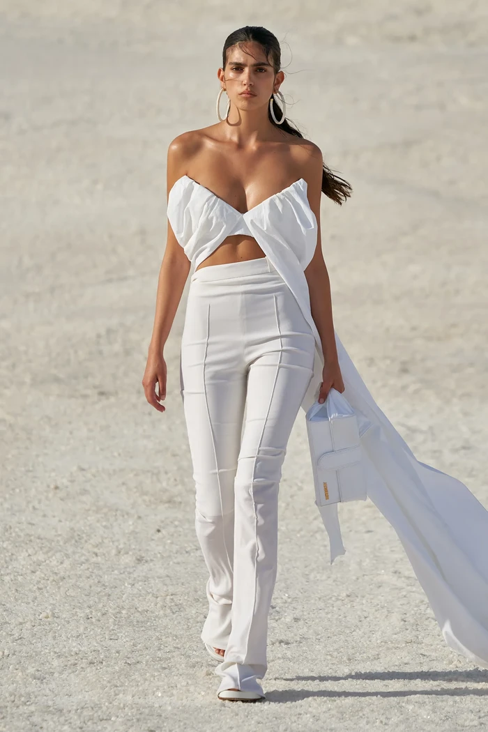 Jacquemus terkenal akan rancangannya yang seksi, maka kombinasi atasan dan celana seperti berikut juga bisa jadi pilihan lain akan busana pengantin yang tak biasa namun tetap modis. Foto: Alessandro Lucioni / Gorunway.com/Vogue