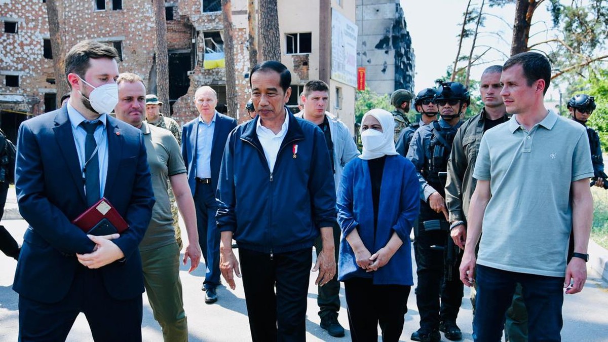 FOTO: Duka Jokowi Lihat Puing Bekas Perang di Ukraina