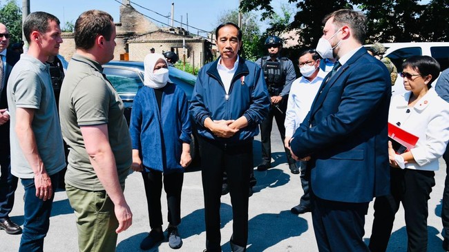 FOTO: Duka Jokowi Lihat Puing Bekas Perang di Ukraina