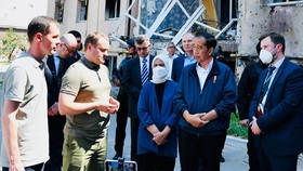 FOTO: Duka Jokowi Lihat Puing Bekas Perang di Ukraina