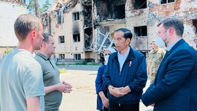 Intip Sepatu Jokowi saat Bertemu Zelensky,Lagi-lagi Pakai Produk Lokal