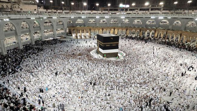 Istilah haji reguler, haji plus, dan haji furoda mengacu pada jalur keberangkatan yang berbeda. Ketahui perbedaan biaya, fasilitas, hingga waktu berangkatnya.