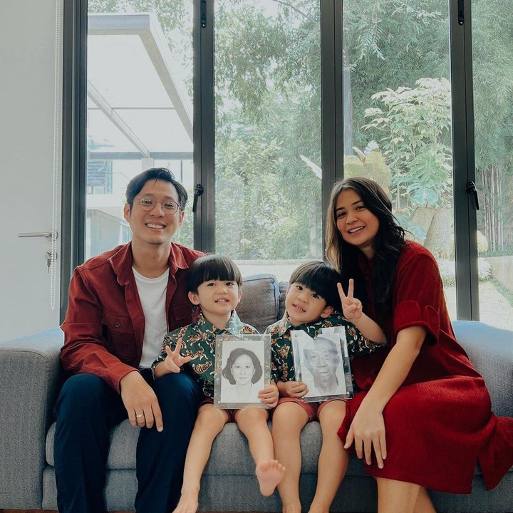 <p>Dua anak laki-laki tampan ini merupakan putra pasangan artis Putri Titian dan Junior Liem. Anak pertama pasangan ini bernama Theodore Iori Liem dan anak kedua bernama Mykah Iago Liem. Mereka akrab disapa Iori dan Iago. (Foto: Instagram @juniorliem)</p>