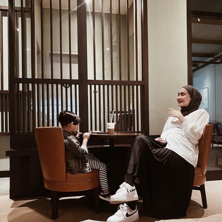 <p>Keduanya juga kerap menghabiskan waktu bersama anak pertama mereka. Kita doakan semoga Isel sehat dan lancar sampai masa bersalin, ya Bunda (Foto: Instagram @miqdadsy)</p>