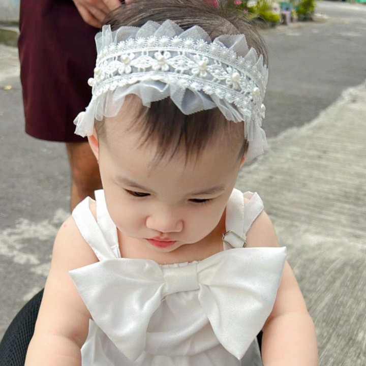 <p>Kenakan baju berwarna putih beraksen pita lengkap dengan bando berwarna serupa membuat Gendhis semakin mengemaskan. Netizen pun tak berhenti memuji Gendhis. (Foto: Instagram @nellakharisma)</p>