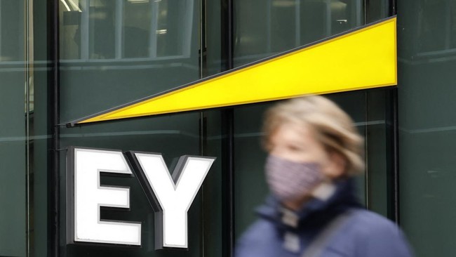 Ernst & Young didenda US$100 juta oleh pemerintah AS setelah menemukan beberapa auditor curang dalam tes akuntan publik bersertifikat.