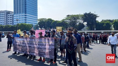 Ratusan Mahasiswa Demo Tolak Pemekaran Papua di Depan DPR