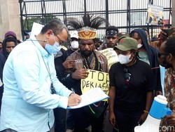 Aksi Aliansi Mahasiswa Papua Tolak RUU DOB Bubar Usai Ditemui Setjen DPR