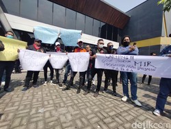 Holywings Surabaya Kembali Didemo Massa Meski Sudah Disegel Pemkot