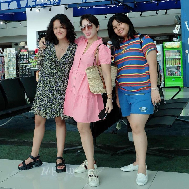 <p>Meski sudah menginjak usia kepala empat, Ussy tetap terlihat awet muda. Bahkan saat berdampingan dengan Ara dan Amel, mereka seperti seumuran. (Foto: Instagram @ussypratama)</p>