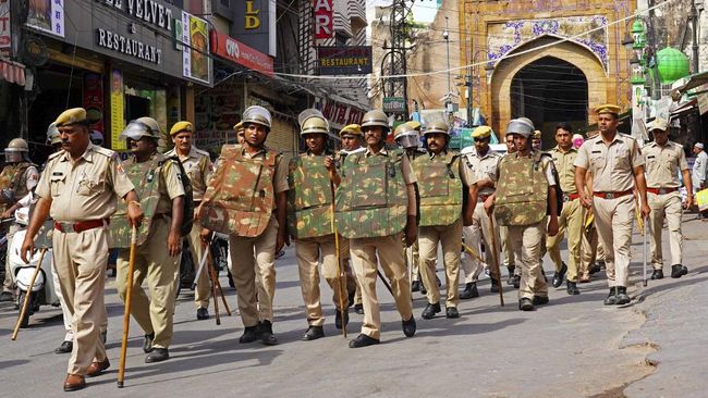 India 'Lockdown' Kota usai Pendukung Hina Nabi Muhammad Dipenggal India menerapkan aturan ketat bak lockdown di Rajasthan, di mana dua warga Muslim memenggal penjahit yang menyuarakan dukungan atas penghinaan Nabi Muhammad.