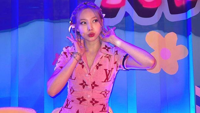 Lirik Lagu Love Countdown - Nayeon TWICE feat. Wonstein