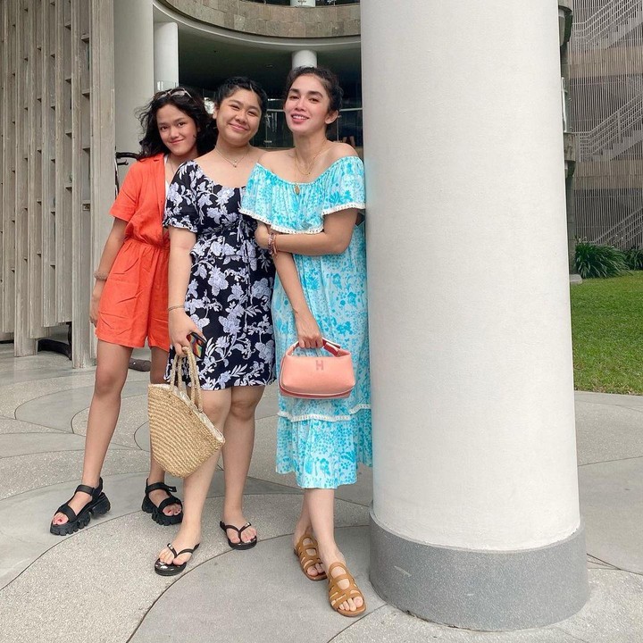 <p><em>Outfit</em> yang dikenakan Ussy pun seperti anak remaja. Ia dan kedua putrinya kompak mengenakan pakaian berwarna terang. Mereka bahkan terlihat seperti kakak beradik ya, Bunda. (Foto: Instagram @ussypratama)</p>