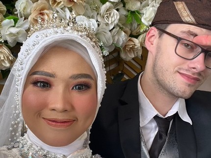 Bertemu Sehari Langsung Nikah, Bule Inggris Nikahi Wanita Lombok Sempat Dinyinyiri Netizen