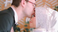 Baru Bertemu Sehari Langsung Nikah, Wanita Lombok Jatuh Hati dengan Bule Inggris Karena Ini