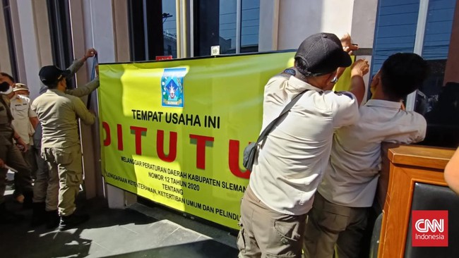 Pemkab Sleman menutup dan menyegel Holywings meski promosi minuman beralkohol yang kontroversi hanya berlaku di cabang di Jakarta.