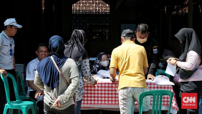 FOTO: Warga Jakarta Mulai Ubah KTP Imbas Perubahan Nama Jalan