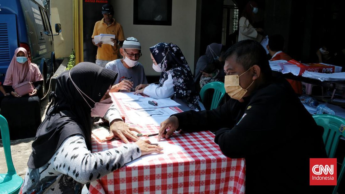 FOTO: Warga Jakarta Mulai Ubah KTP Imbas Perubahan Nama Jalan
