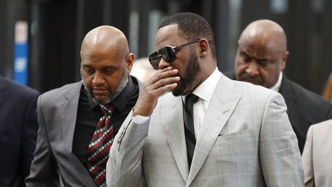 Penyintas kasus pelecehan seksual R. Kelly mengungkapkan hukuman terhadap sang penyanyi sebagai kemajuan dan hanya permulaan.