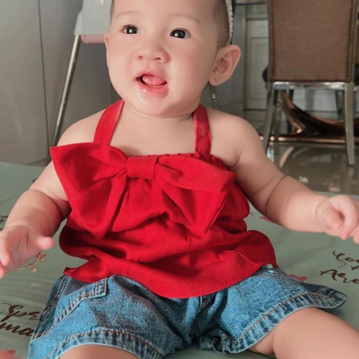 <p>Potret Gendhis yang menggemaskan sering dibagikan oleh kedua orang tuanya melalui unggahan Instagram pribadinya. Layaknya kebanyakan anak artis lainnya, Gendhis juga sudah punya Instagram sendiri lho, Bunda. (Foto: Instagram @nellakharisma)</p>