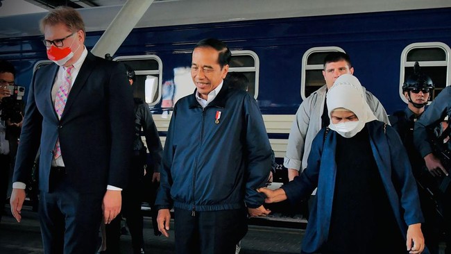 Presiden RI Joko Widodo tiba di Ukraina pada hari ini, Rabu (29/6). Ia akan mengikuti sejumlah agenda penting, termasuk bertemu Presiden Volodymyr Zelensky.