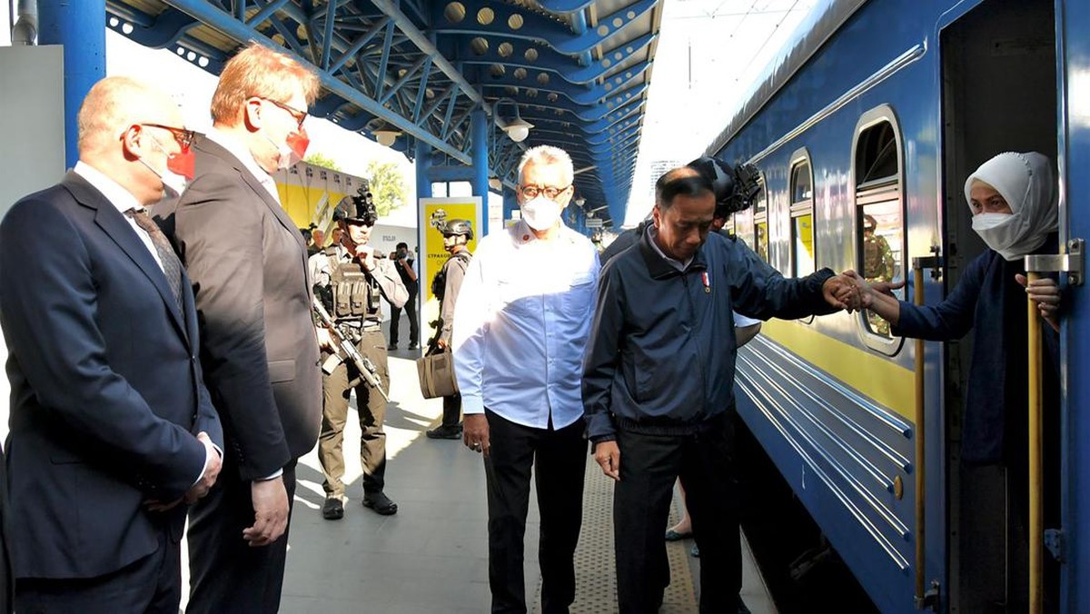 FOTO: Detik-detik Jokowi Tiba di Ukraina usai Naik Kereta 12 Jam