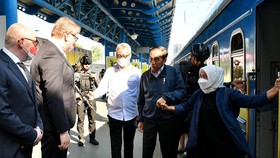 FOTO: Detik-detik Jokowi Tiba di Ukraina usai Naik Kereta 12 Jam