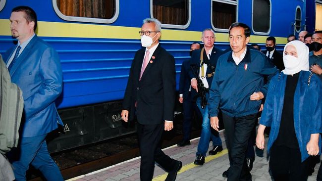 Presiden Joko Widodo dan Ibu Iriana Joko Widodo bertolak dari Polandia menuju Kyiv, Ukraina.