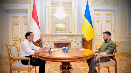 Jokowi Mau Damaikan Rusia-Ukraina, karena Utang Budi Indonesia? Sejumlah pengamat mencoba mengupas alasan dibalik keteguhan Presiden Joko Widodo menjadi juru damai konflik Rusia-Ukraina.