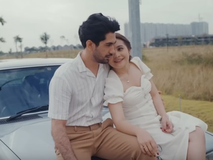 Bersahabat Dekat, Prilly Latuconsina Pamer Kompilasi Obrolan Manis dengan Reza Rahadian