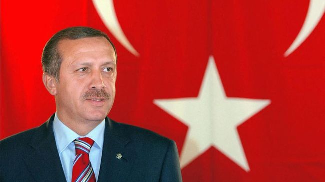 Recep Tayyip Erdogan besar dari lingkungan keluarga sederhana, kerap membantu orang tua menjual roti wijen dan ia merupakan orator hebat.