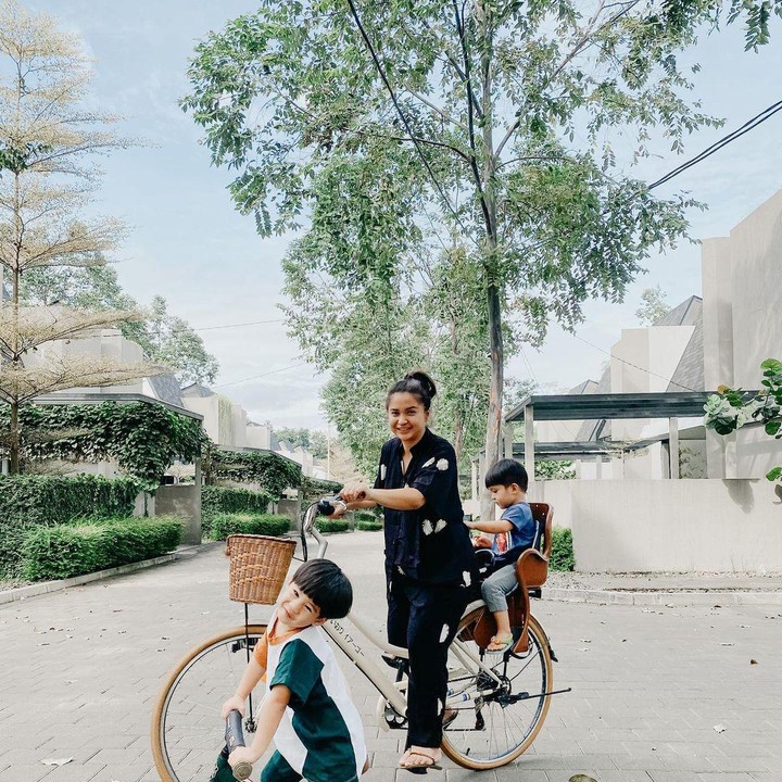 <p>Sebagai ibunda, Putri Titian turut bermain bersama anak-anaknya. Ia mengajak Iori dan Iago bermain sepeda. (Foto: Instagram @putrititian)</p>