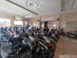 Viral Masjid di Jakbar Jadi Tempat Parkir Motor, DKM Beri Penjelasan