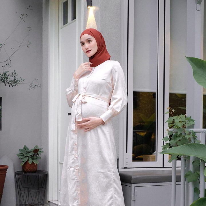 <p>Isel yang kini telah berhijab pun terlihat semakin cantik dan menawan dengan padu padan baju hamil seiring dengan membesarnya perut. (Foto: Instagram @iselfricella)</p>