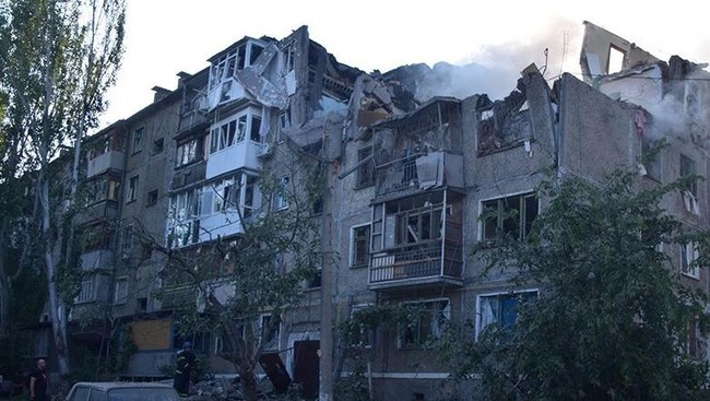 Sebanyak 17 orang tewas akibat serangan rudal di sebuah gedung apartemen dan pusat rekreasi di wilayah Odessa, Ukraina selatan, Jumat (1/7).