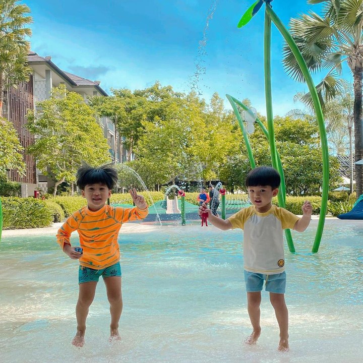 <p>Tak hanya melukis bersama, mereka juga berenang dan menjelajahi berbagai wahana di kolam renang berdua. (Foto: Instagram @putrititian)</p>