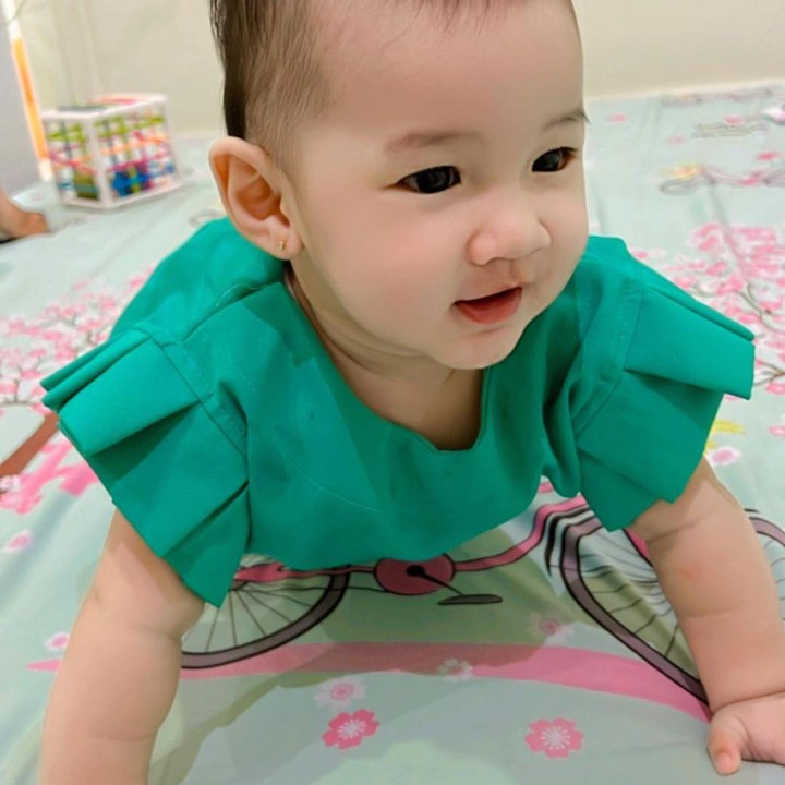 <p>Tak mau ketinggalan perkembangan Gendhis, Nella Kharisma rajin mengabadikan setiap momen yang dilewati putrinya. “Sayang banget sama anak ini @gendhismadaharsa,” tulis Nella sebagai<em> caption</em>. (Foto: Instagram @nellakharisma)</p>