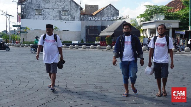 Berbalut kaos oblong bertuliskan 'Korban Erupsi Semeru', tiga warga Lumajang berjalan kaki menuju Jakarta untuk menyampaikan aspirasi ke Presiden Jokowi.
