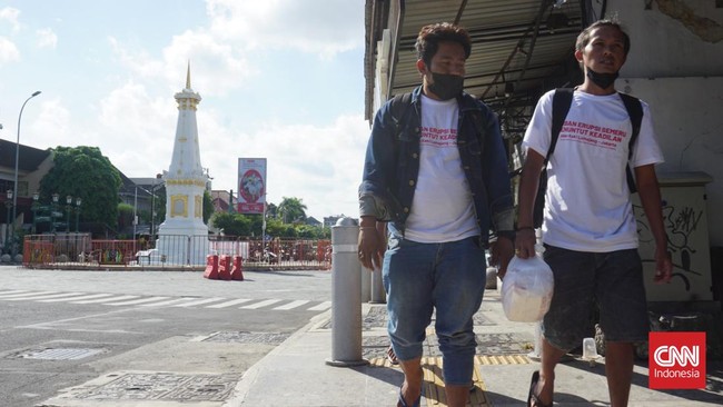 Berbalut kaos oblong bertuliskan 'Korban Erupsi Semeru', tiga warga Lumajang berjalan kaki menuju Jakarta untuk menyampaikan aspirasi ke Presiden Jokowi.
