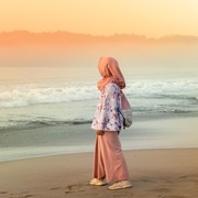 Trik OOTD Hijab Anti Gerah Buat Liburan Ke Pantai! Biar Semangat Main Air dan Menikmati Hangat Matahari