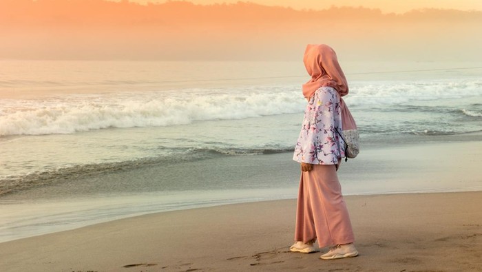 Trik OOTD Hijab Anti Gerah Buat Liburan Ke Pantai! Biar Semangat Main Air dan Menikmati Hangat Matahari