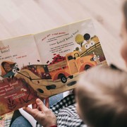 5 Tips Parenting Unik dari Berbagai Negara, Ada yang Meletakkan Anak di Atas Asap!