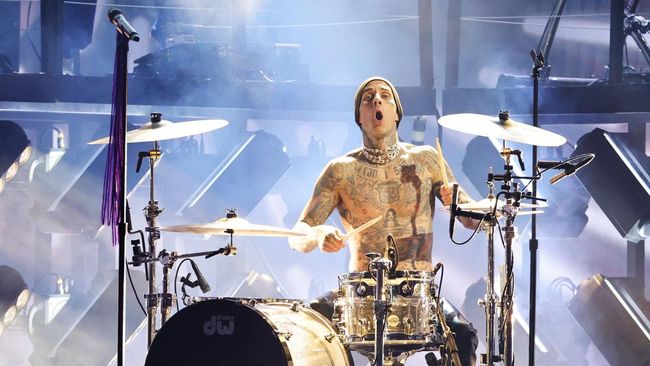 Travis Barker dilaporkan menderita penyakit pankreatitis ketika dilarikan ke rumah sakit pada Selasa (28/6).