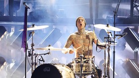 Dilarikan ke Rumah Sakit, Travis Barker Menderita Pankreatitis