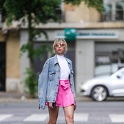 4 Trik Gampang Tampil Beda dan Modis Pakai Oversized T-shirt