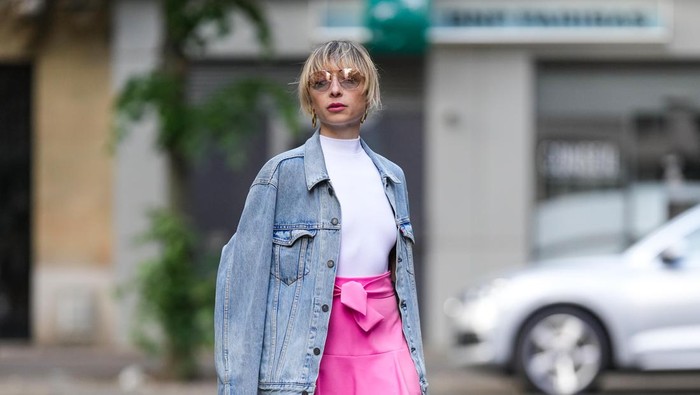 4 Trik Gampang Tampil Beda dan Modis Pakai Oversized T-shirt 4 Trik Gampang Tampil Beda dan Modis Pakai Oversized T-shirt