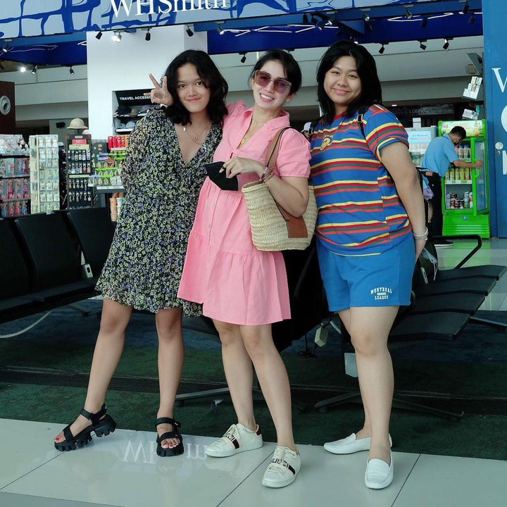 <p>Ussy mengajak kedua anak gadisnya berlibur.<em> “Tema nya ABG girlstrip no cowo2, n no ade2 yg kicik, setelah pergulatan panjang mau kemana tujuannya ujung2nya mrk milih baliiiii,”</em> tulis Ussy pada unggahan Instagramnya. (Foto: Instagram @ussypratama</p>