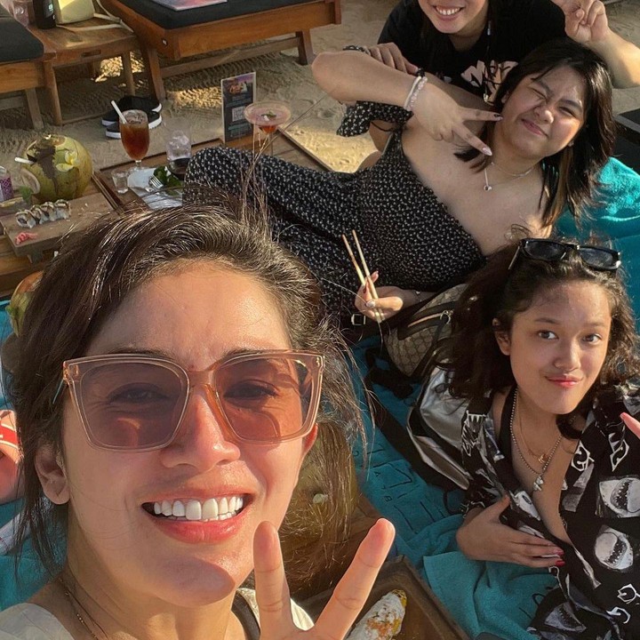 <p>Ussy menuruti keinginan kedua putrinya yang mulai beranjak remaja untuk berlibur di Bali selama beberapa hari. (Foto: Instagram @ussypratama)</p>